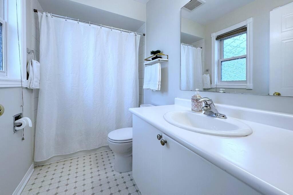 Neighborhood Friendly House In Barrie! Villa Exterior photo
