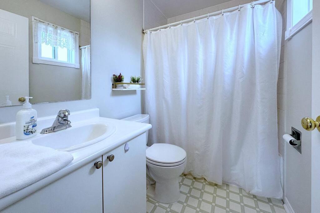 Neighborhood Friendly House In Barrie! Villa Exterior photo