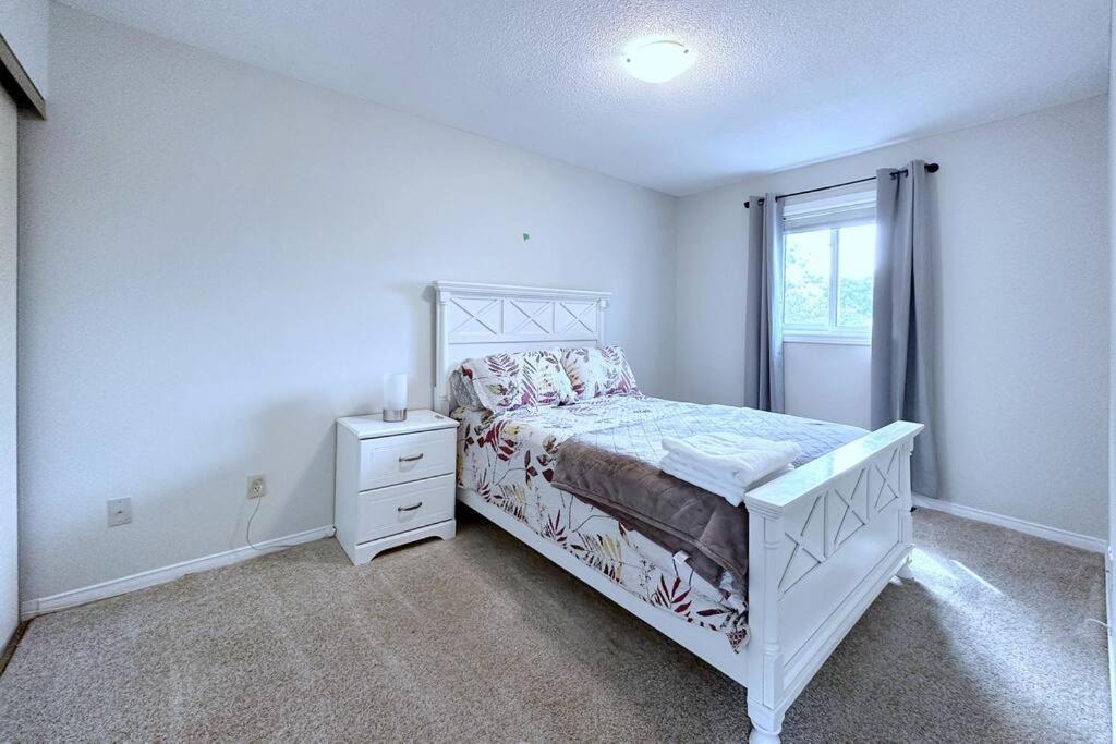 Neighborhood Friendly House In Barrie! Villa Exterior photo