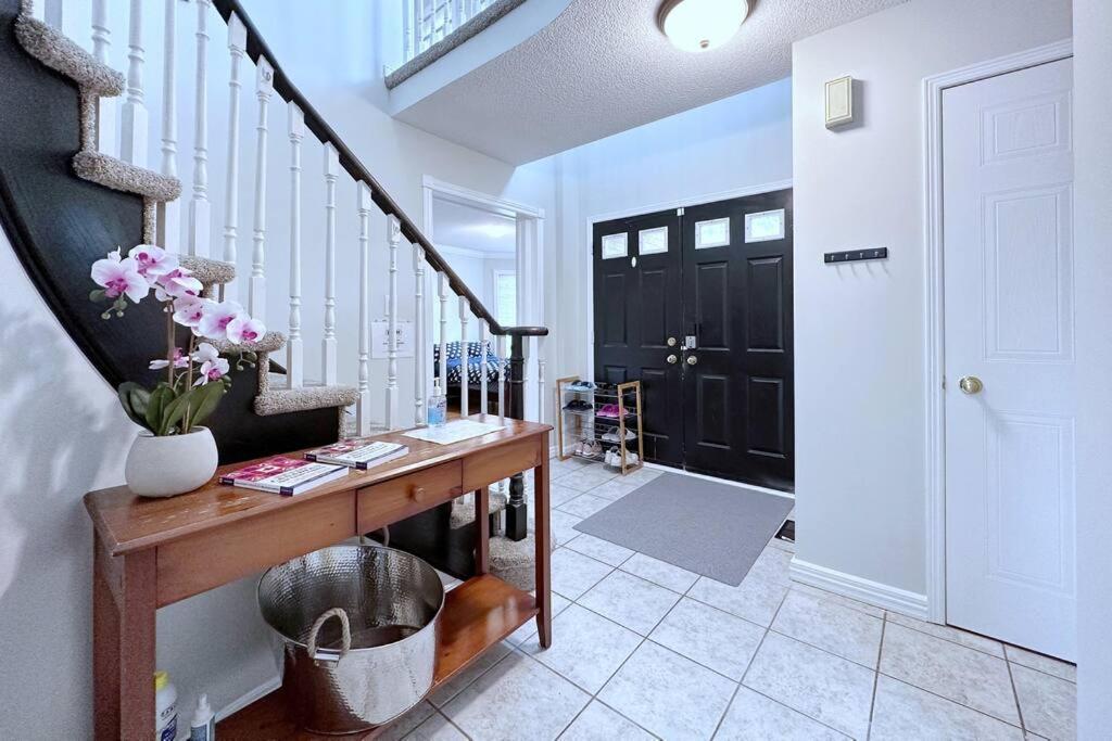 Neighborhood Friendly House In Barrie! Villa Exterior photo