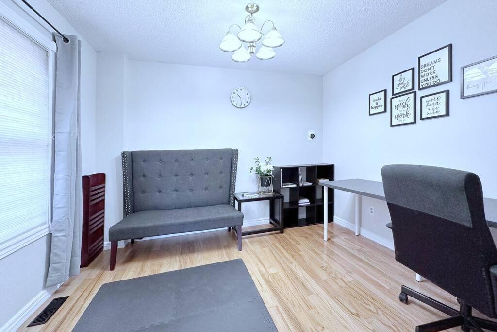 Neighborhood Friendly House In Barrie! Villa Exterior photo
