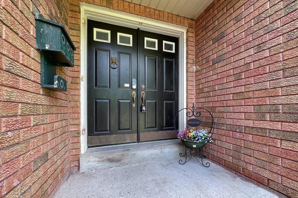 Neighborhood Friendly House In Barrie! Villa Exterior photo