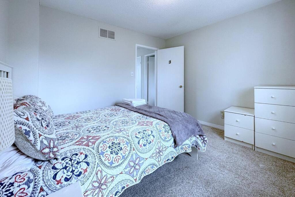 Neighborhood Friendly House In Barrie! Villa Exterior photo