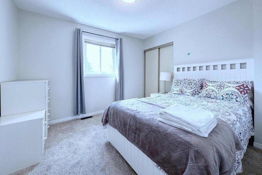 Neighborhood Friendly House In Barrie! Villa Exterior photo