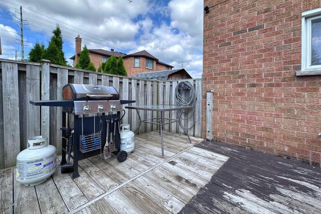 Neighborhood Friendly House In Barrie! Villa Exterior photo