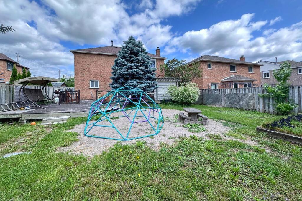 Neighborhood Friendly House In Barrie! Villa Exterior photo