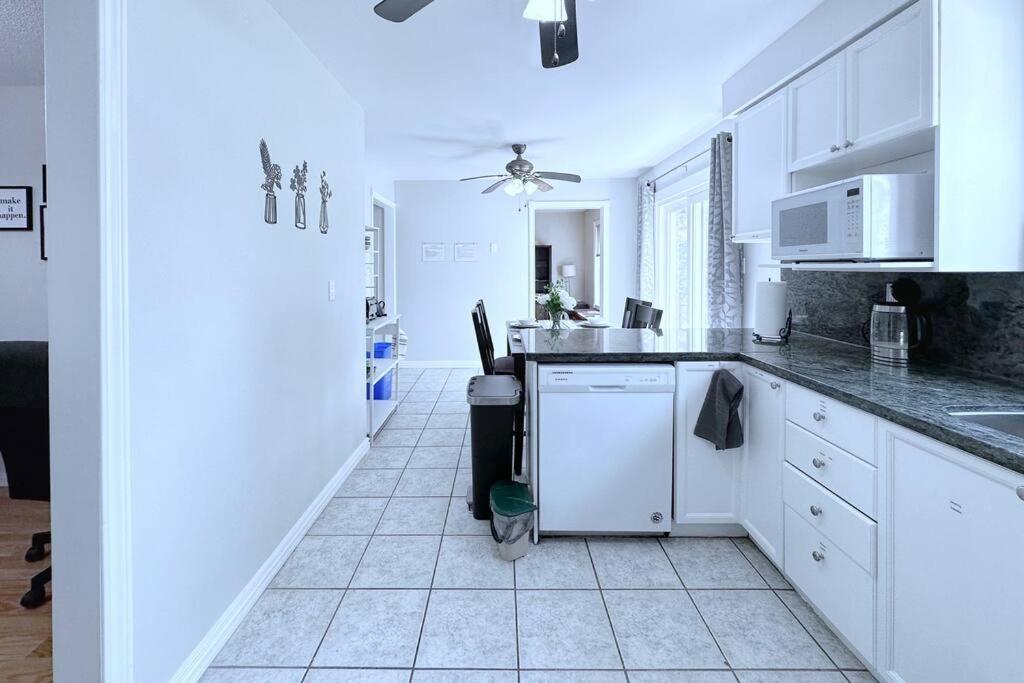 Neighborhood Friendly House In Barrie! Villa Exterior photo